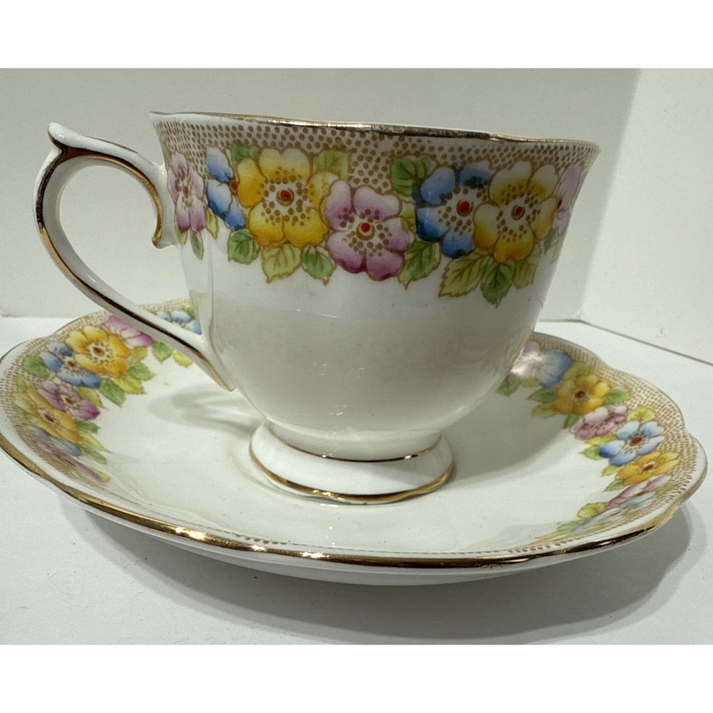 Royal Albert Very Pretty Floral 2662 Crown‎ Bone China England 2pc Cup & Saucer